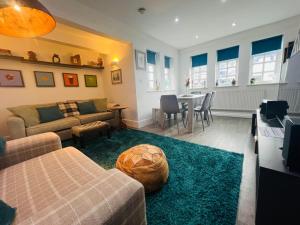 ライにあるRiver View - Stunning Garden Flat w Free Parking Pass The Keysのソファとテーブルのあるリビングルーム +32枚の写真