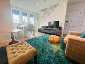 ライにあるRiver View - Stunning Garden Flat w Free Parking Pass The Keysのリビングルーム(ソファ、テレビ、テーブル付)