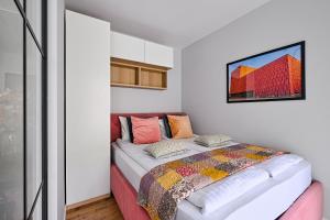 sypialnia z łóżkiem z kołdrą w obiekcie UrbanNestapartments-Op51 w mieście Katowice