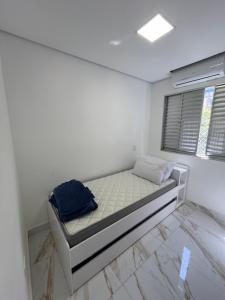 En eller flere senge i et værelse på Excelente apartamento - Itaguá