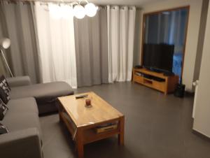 un salon avec un canapé et une table basse dans l'établissement Cottage champêtre, à Marmoutier