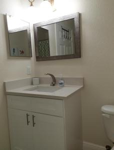un baño con lavabo y espejo en Venetian Bay Villages, en Kissimmee