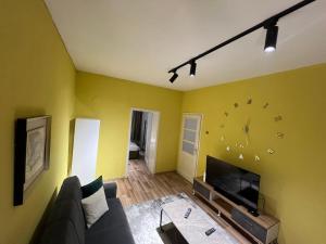 Uma televisão e/ou sistema de entretenimento em Adi's apartmant
