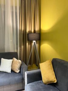 Uma área de estar em Adi's apartmant