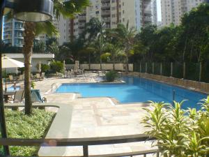 uma grande piscina numa cidade com edifícios em Dolce Vita Residence no Rio de Janeiro
