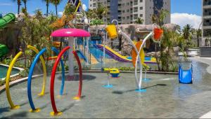 einen Wasserpark mit einem Spielplatz mit einer Wasserrutsche in der Unterkunft SALINAS PREMIUM RESORT in Salinópolis