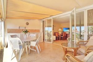 Μια τηλεόραση ή/και κέντρο ψυχαγωγίας στο Costa Adeje Las Flores Bungalow