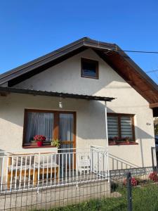 Casa blanca con 2 ventanas y balcón en Apartman Kutak, en Šipovo