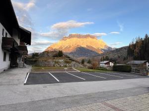 A general mountain view or a mountain view taken from a hosteleket