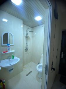 a bathroom with a shower and a sink and a toilet at GreenHouse in Masazır