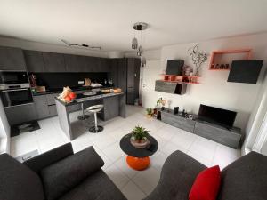 Kuchyň nebo kuchyňský kout v ubytování Chambre privée avec bureau