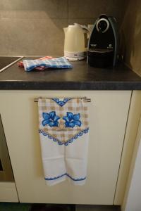 ツェルマットにあるスタジオ コリネッタの引き出しに掛けられたタオル付きキッチンカウンター