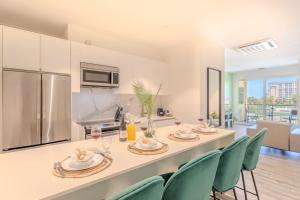 une cuisine avec une table et des chaises dans une cuisine dans l'établissement Luxury Ocean Views Condo in Palm Beach, à Palm-Eagle Beach
