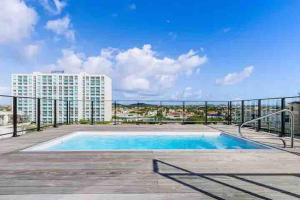 - une piscine sur le balcon d'un bâtiment dans l'établissement Luxury Ocean Views Condo in Palm Beach, à Palm-Eagle Beach