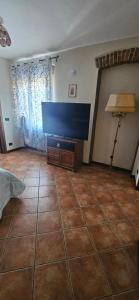 a living room with a large flat screen tv at Casa vacanza IL FARINELLO in Borgo Ponte