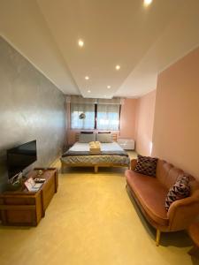 A bed or beds in a room at Bellagio Cool Flat - Private Parking & Rooftop terrace