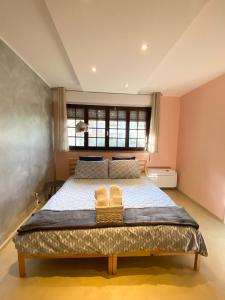 A bed or beds in a room at Bellagio Cool Flat - Private Parking & Rooftop terrace