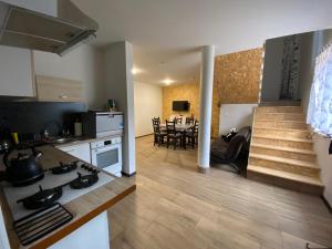 PiątekPrzystań pod lasem Konarzew 71的配有桌椅的厨房和客厅