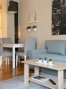 ザグレブにあるBest Times Apartmentのソファとテーブルのあるリビングルーム