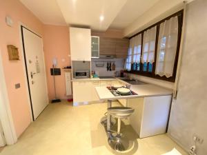 A kitchen or kitchenette at Bellagio Cool Flat - Private Parking & Rooftop terrace