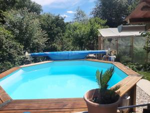 - une piscine avec un bassin bleu gonflable dans l'établissement Cottage champêtre, à Marmoutier
