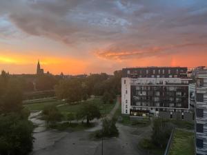 Východ nebo západ slunce při pohledu z ubytování v soukromí nebo okolí