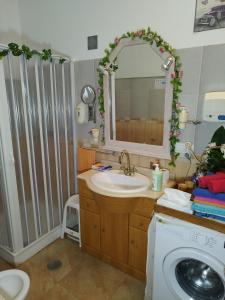 un bagno con lavandino e lavatrice di La casita de la vito a Illar