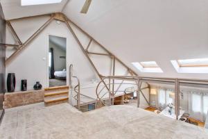 Ático con escalera y dormitorio en Le Loft Gallery YourHostHelper, en Touques