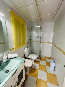 Un baño con inodoro, ducha y lavabo. en BALCÓN DE CLAUDIO MARCELO, en Córdoba