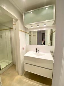 A bathroom at Bellagio Cool Flat - Private Parking & Rooftop terrace