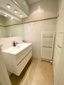 A bathroom at Bellagio Cool Flat - Private Parking & Rooftop terrace
