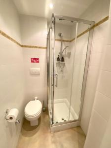 A bathroom at Bellagio Cool Flat - Private Parking & Rooftop terrace