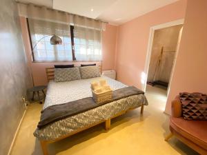A bed or beds in a room at Bellagio Cool Flat - Private Parking & Rooftop terrace
