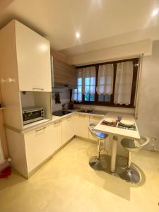 A kitchen or kitchenette at Bellagio Cool Flat - Private Parking & Rooftop terrace