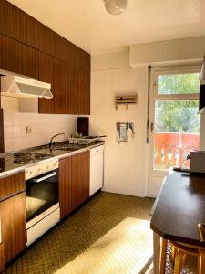 Una cocina o cocineta en Magnifique appartement avec piscine, balcon et vue