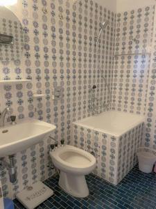 Un baño de Magnifique appartement avec piscine, balcon et vue