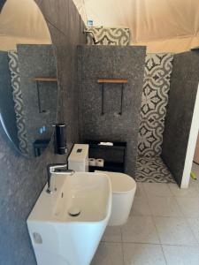 Et badeværelse på Glamping Jardin de las Hadas