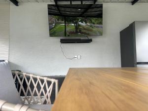 Et tv og/eller underholdning på Glamping Jardin de las Hadas