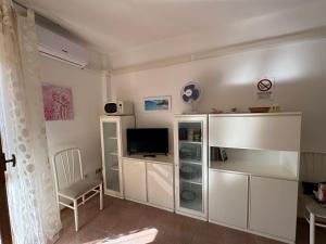 A kitchen or kitchenette at ALGHERO SUN & SEA - Spiaggia a 50 metri