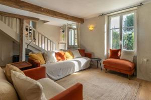 ein Wohnzimmer mit einer Couch und einem Sessel in der Unterkunft La Belle France - Maison, Parking, à 200m du Cher in Saint-Georges-sur-Cher