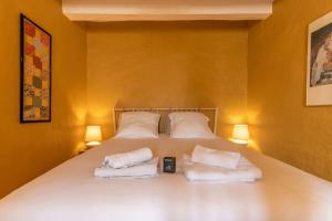 ein Schlafzimmer mit einem Bett mit zwei weißen Kissen in der Unterkunft La Belle France - Maison, Parking, à 200m du Cher in Saint-Georges-sur-Cher