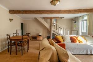 ein Schlafzimmer mit Bett und Tisch und ein Esszimmer in der Unterkunft La Belle France - Maison, Parking, à 200m du Cher in Saint-Georges-sur-Cher