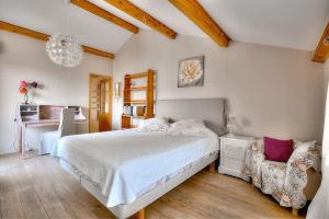 Giường trong phòng chung tại Le mas des pins