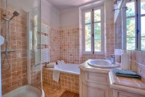 Phòng tắm tại Le mas des pins +16 ảnh