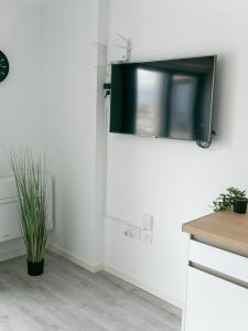 TV in/ali zabaviščno središče v nastanitvi New CP High floor luxury studio with runway and sea view