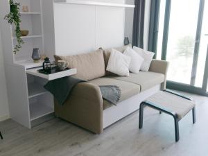 Predel za sedenje v nastanitvi New CP High floor luxury studio with runway and sea view