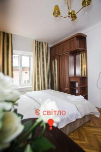Ένα ή περισσότερα κρεβάτια σε δωμάτιο στο Апартаменти на площі Ринок