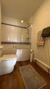 Cosy Corner في ميد هيرست: حمام مع حوض استحمام ومرحاض وحوض استحمام