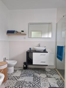 Ένα μπάνιο στο E - Beautiful 2 bedroom Terraced Home +31 φωτογραφίες