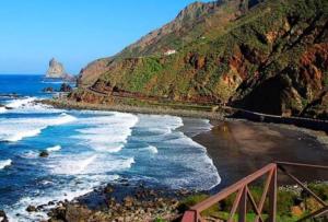 a view of a beach with a mountain at Casa lucas in Almáciga